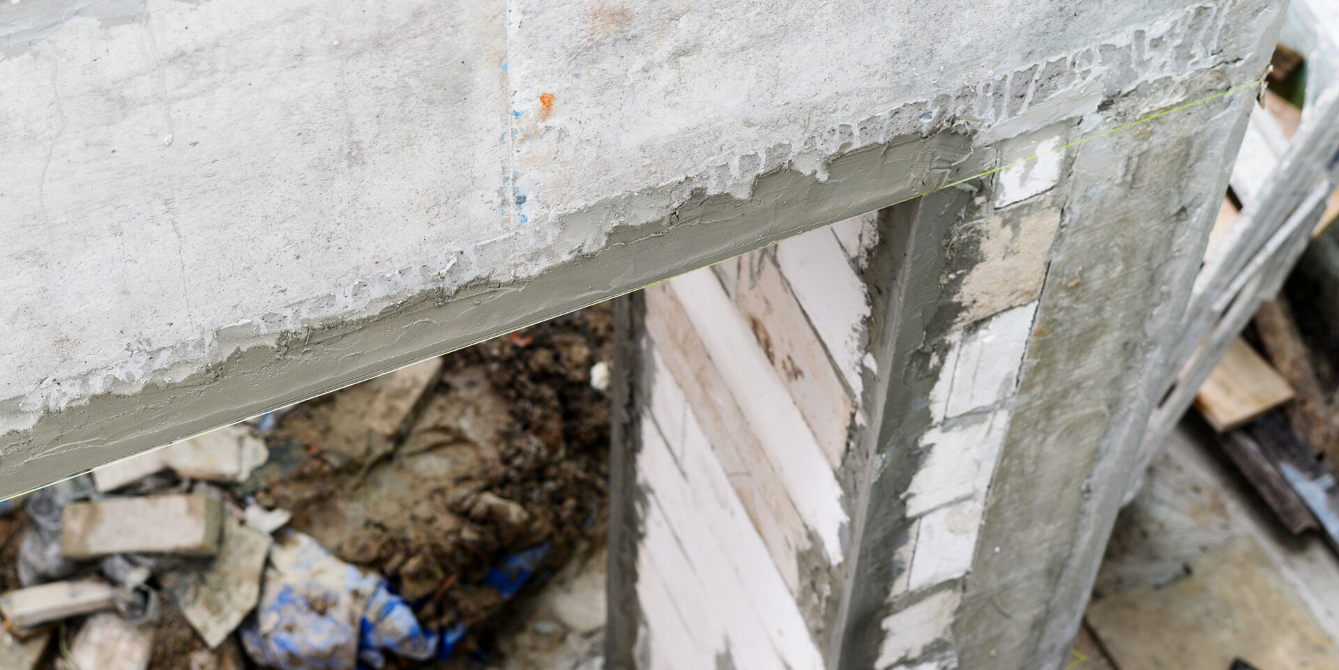  Betonsturzträger auf Baustelle