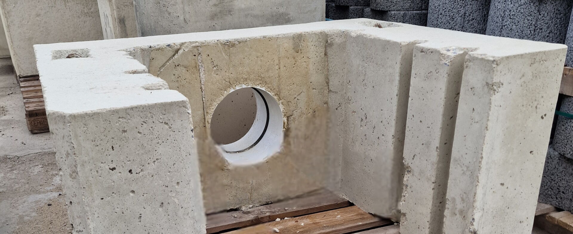  Teichmönch aus Beton mit Ablaufrohr