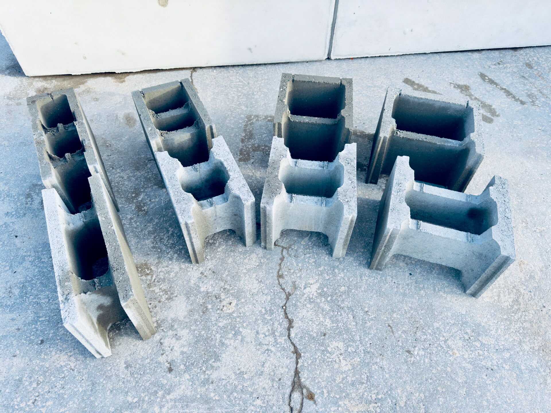  Stapel Schalungssteine aus Beton