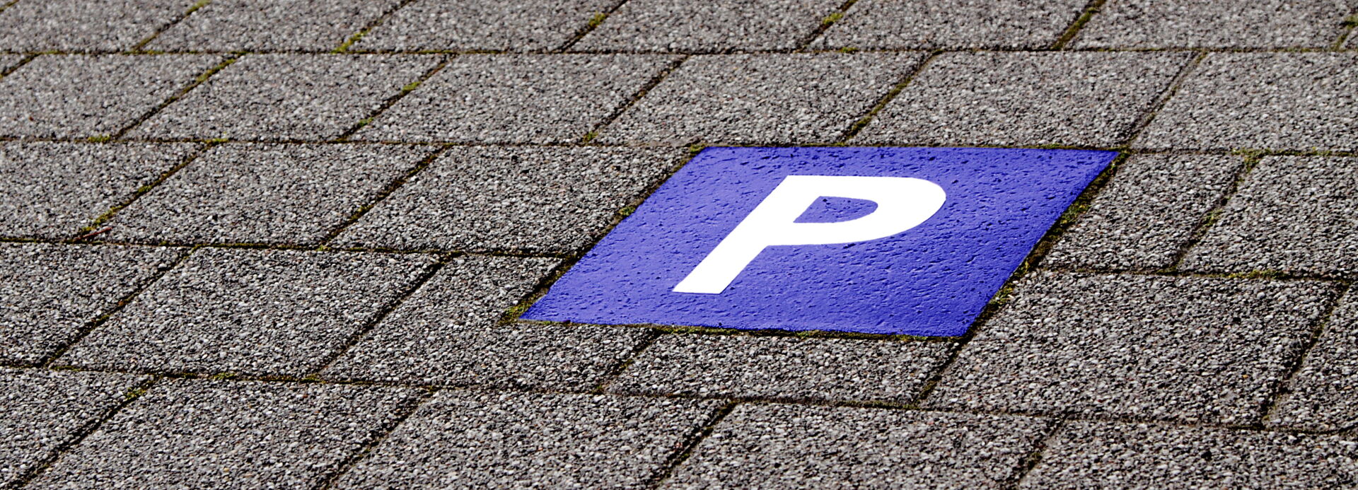  Symbol eingeprägt auf Betonpflaster